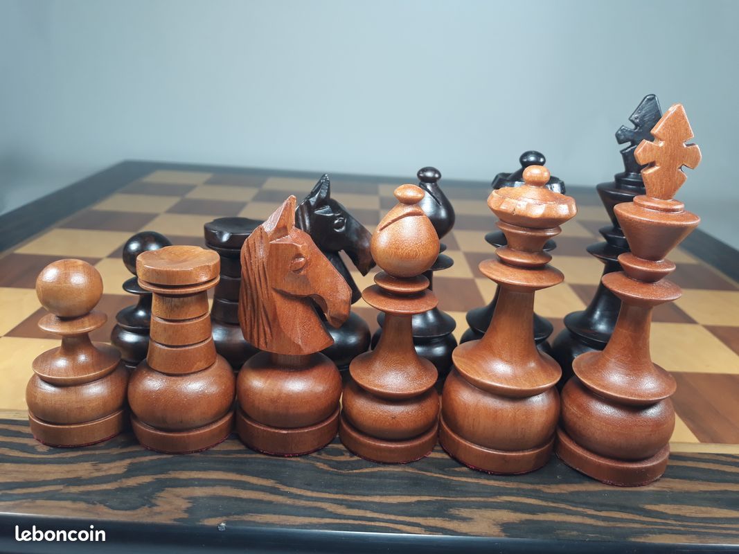 Jeu D'échecs En Bois Sculpté - Pièces Roi 115 Mm - Origine Ibère - 1970/75