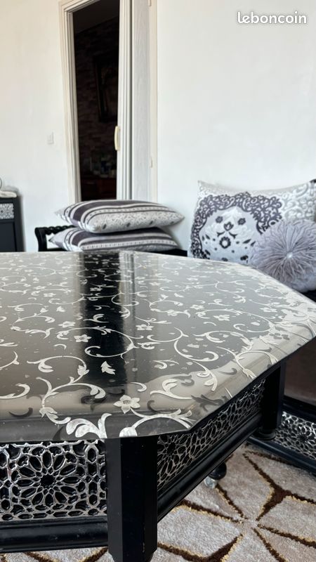 Salon marocain complet en très bon état – 3 sedari, 1 table, 2 coffres, 13 coussins, et 2 paires de tlamet (image 5)