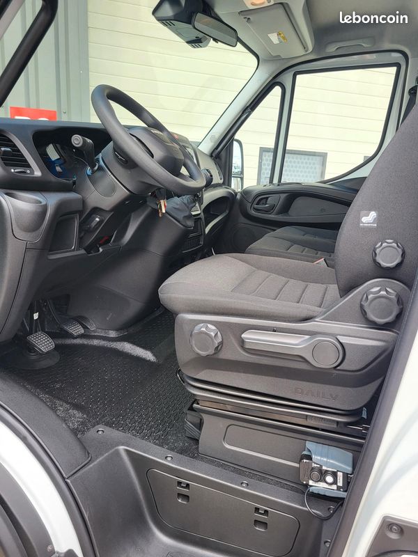 IVECO DAILY 35C18 H3.0 BVM6 PACK COMFORT + PACK CONSTRUCTION SIMPLE CABINE BENNE et COFFRE 03 PLACES comme NEUF avec CAMÉRA + MOTEUR 3 LITRES + SUSPENSION RENFORCÉE 13 LAMES ( Prix Vente 48 490 HT ) (image 6)