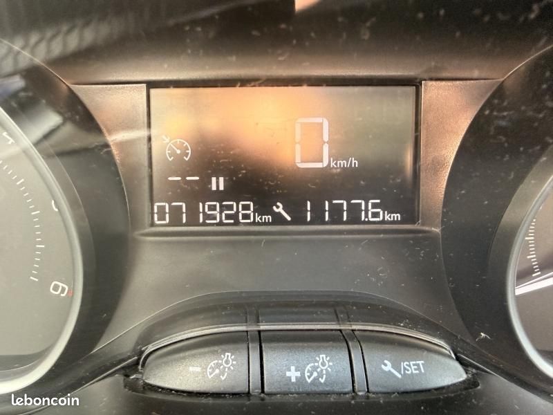 Peugeot 2008 1.5 BlueHDi 100 Signature (image 17)