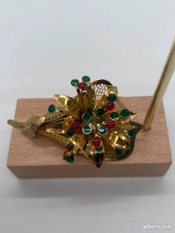broche bijou vintage couleur or rose relief gravé perle