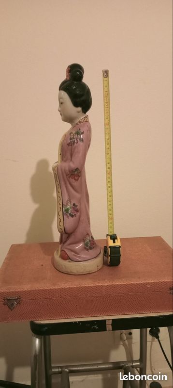 Grande statue Dame chinoise en porcelaine famille rose . Vintage. 40 cm de hauteur en tenant compte du talon du mètre ruban (image 3)