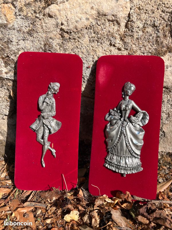 Lot de deux figurines en étain sur velours rouge (image 2)