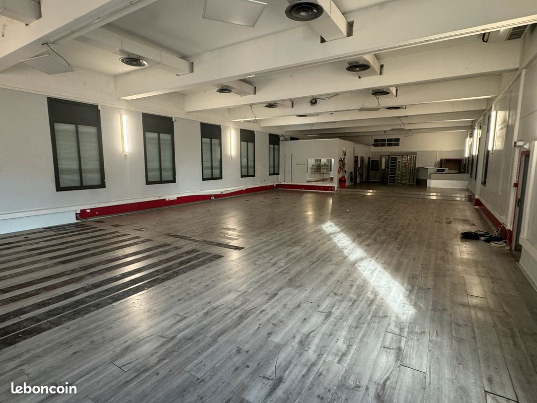 Local commercial 3 pièces 330 m² · à Millau · 330 m² · 270 000 €