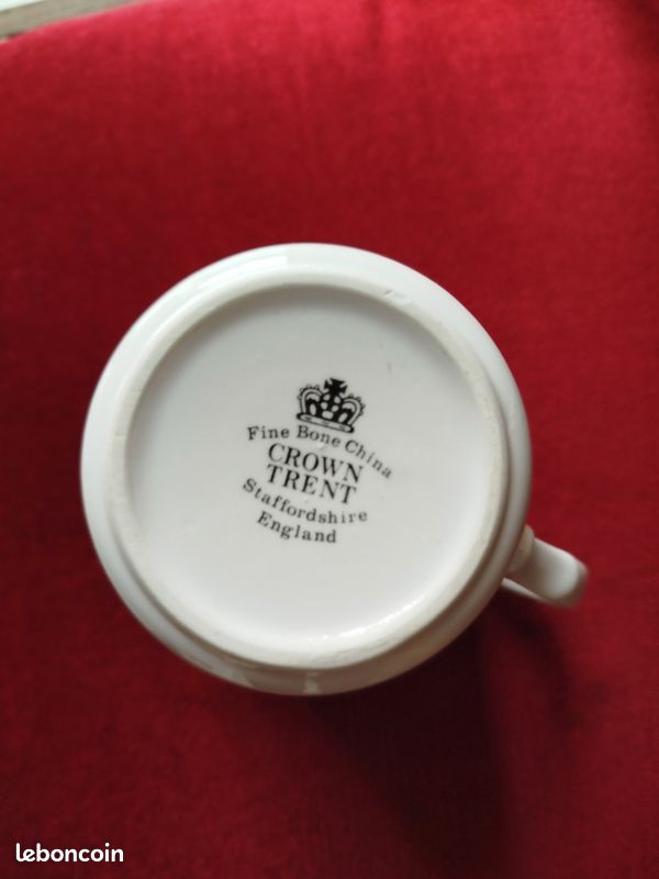 Vintage Crown Trent « August » Fine Bone China Coffee Mug / Tasse à thé avec fleurs de pansy violettes et jaunes (Staffordshire Angleterre) - France