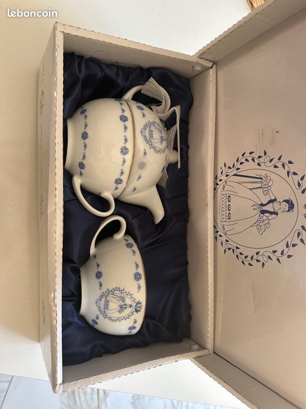 Lot 2 tasses et théière duchesse (image 1)