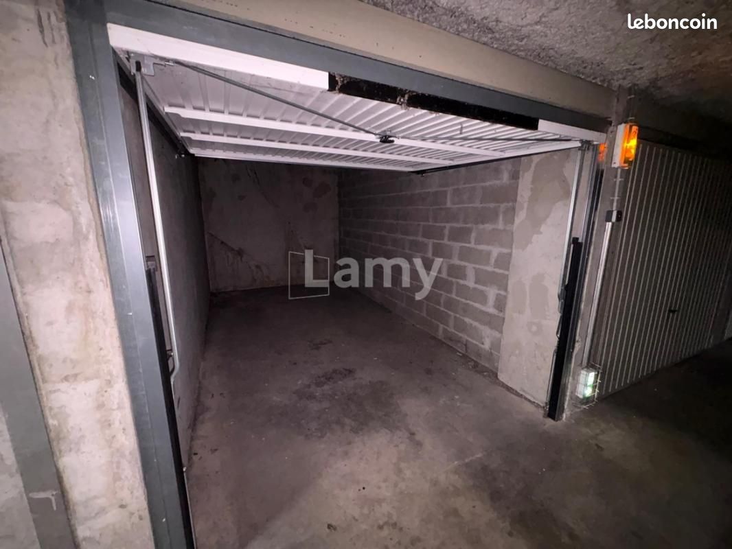 Parking 12 m² · à Villefranche-sur-Saône · 12 m² · 80 €/mois