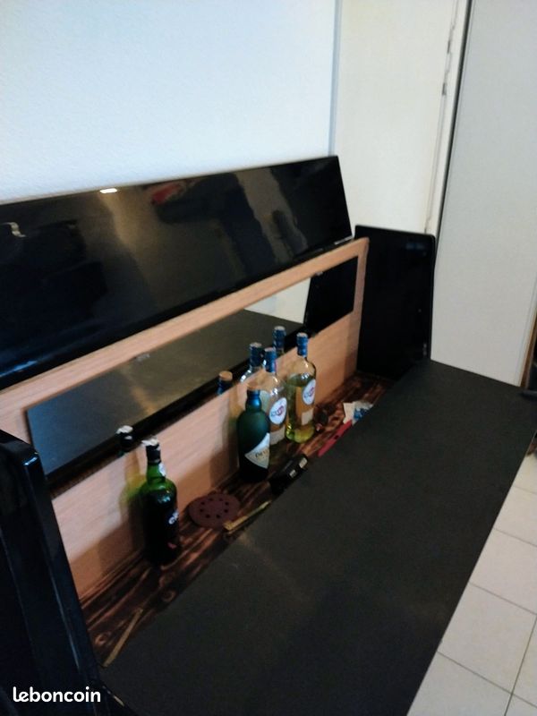 Piano droit bar (image 1)