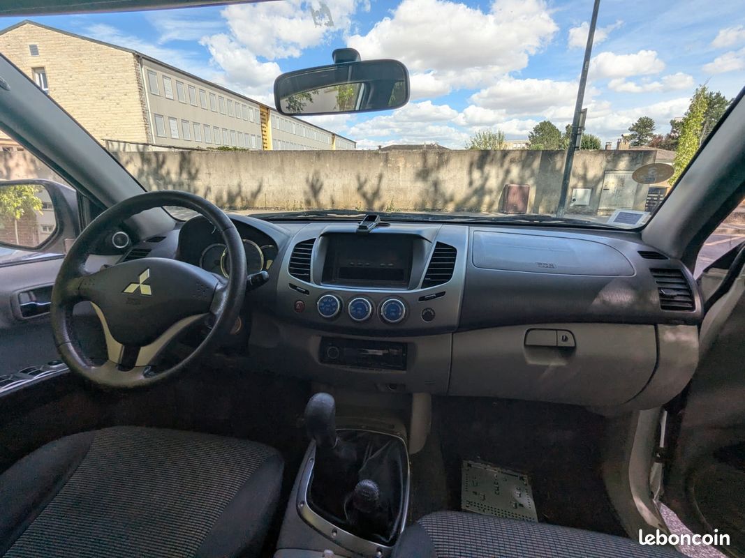 Pick up Mitsubishi L200 blanc 2,5 TD (image 2)
