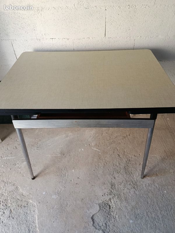 Table formica (image 1)