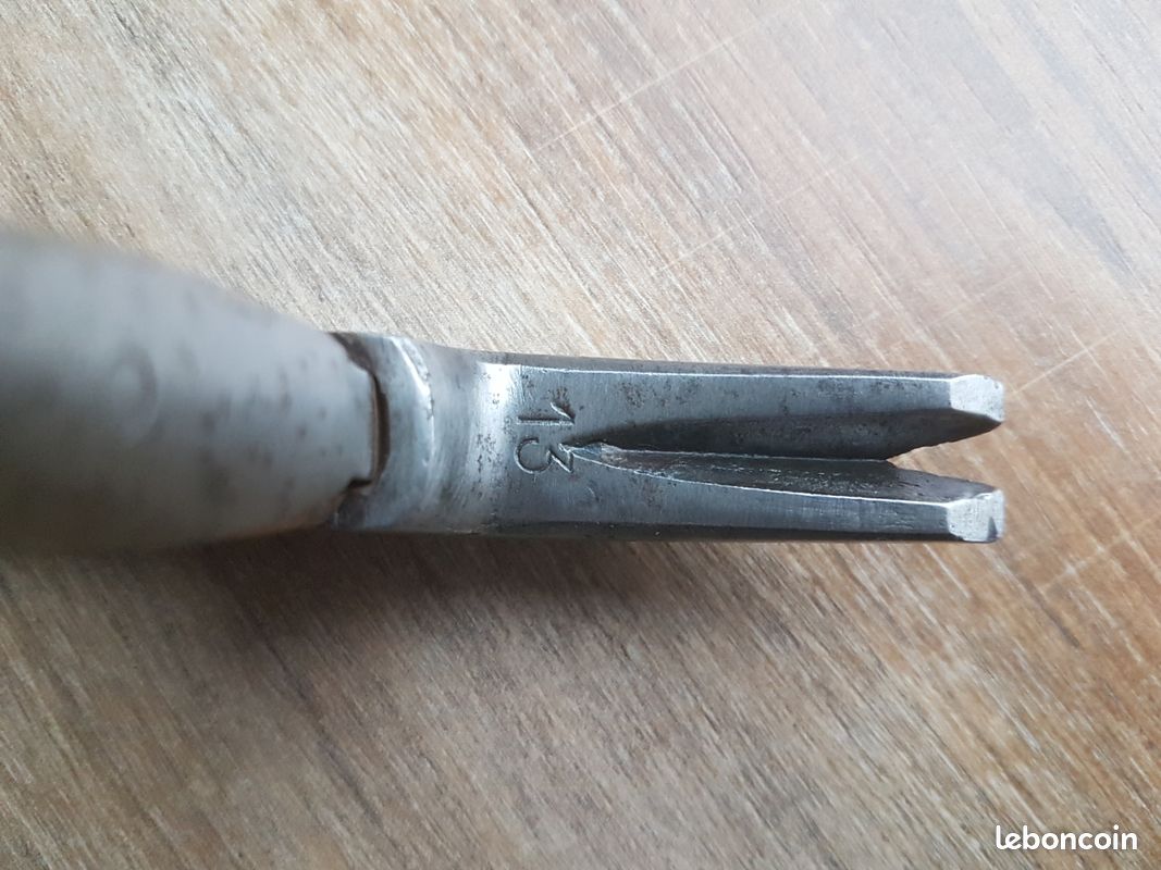 N°005 OUTIL FER ancien de CORDONNIER Bourrelier Sellier Tapissier