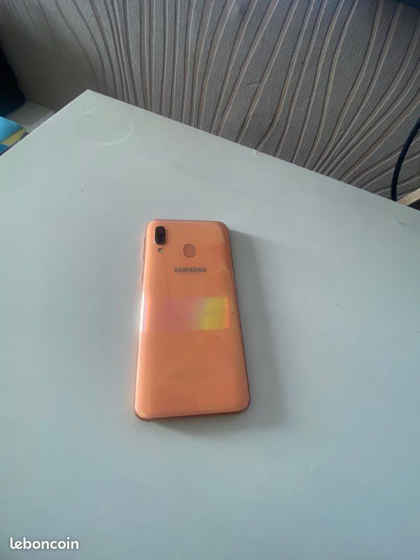 Samsung a40 tres bon état (image 1)