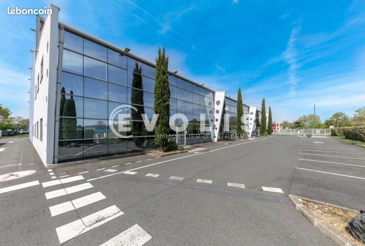 Local bureaux 3 046 m² (image 1)