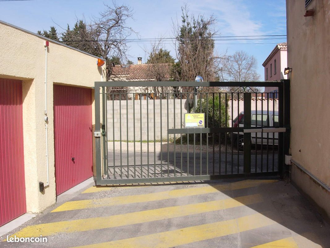 Garage parking (image 1)