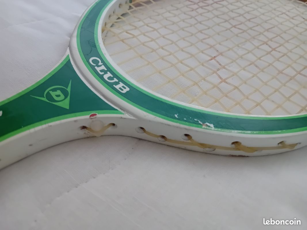 Raquette de Tennis - Modèle ,, DUNLOP CLUB " - Modèle mythique ( 1970 - 1980) - Cordage et Grip d'origine - Très bon état / Design distinctif : blanc et vert / Dimensions : 69 x 23 cm (image 3)