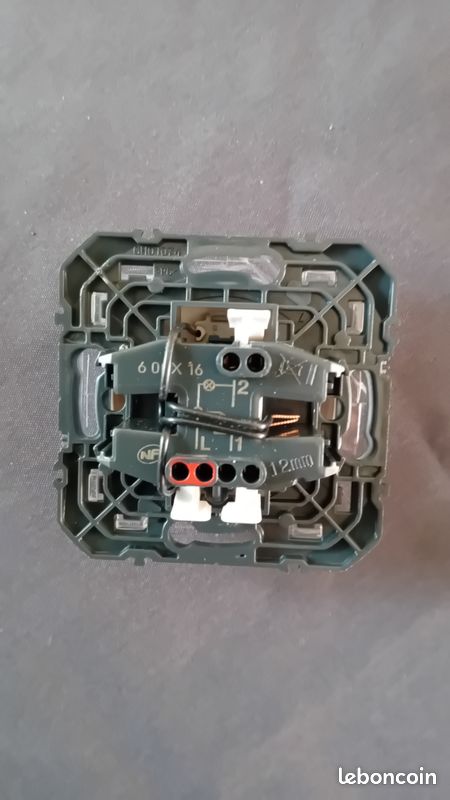 Bouton poussoir avec LED intégrée (image 2)
