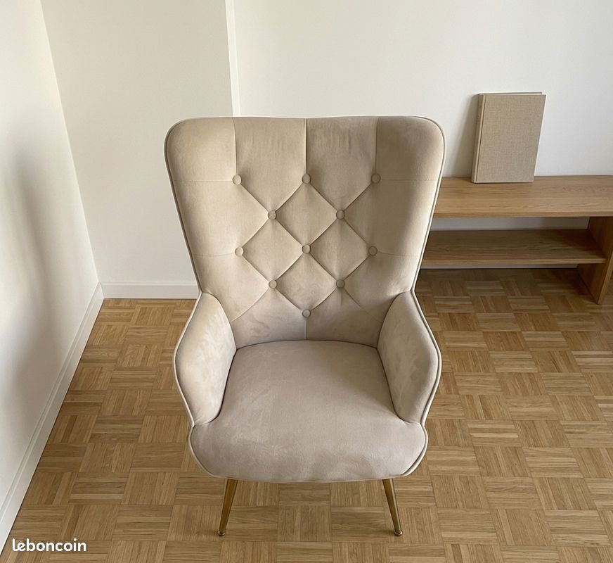 Fauteuil de salon chic en velours beige capitonné et pieds dorés (image 3)