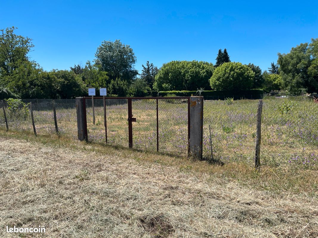 Terrain 1800 m² · à Saint-Romain-de-Benet · 97 000 €