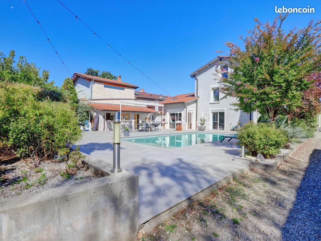 Maison 10 pièces 262 m² · à Saint-Priest · 262 m² · 1 090 000 €