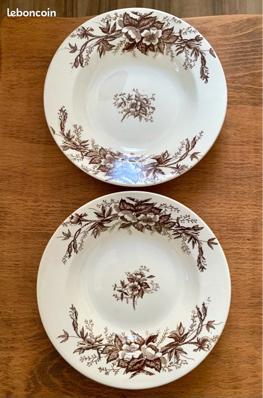 Lot Ancien De 2 Assiettes Louis XV Terre De Fer HB & Cie – Motif Bleu Art De Table, Fabrication Française