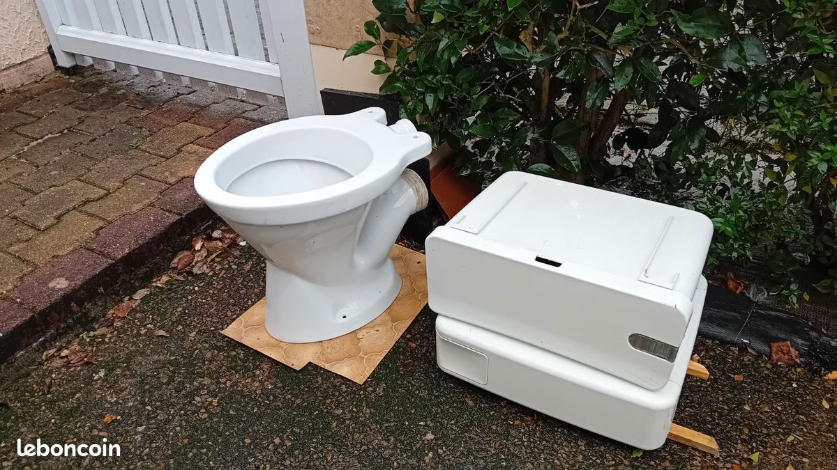 Toilettes WC avec réservoir geberit (image 1)