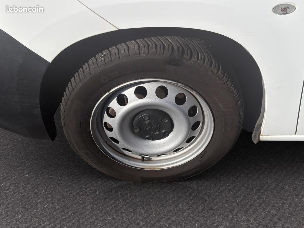 Peugeot Partner FOURGON STANDARD 650 KG BLUEHDI 130 S&S BVM6 ASPHALT (image 21)