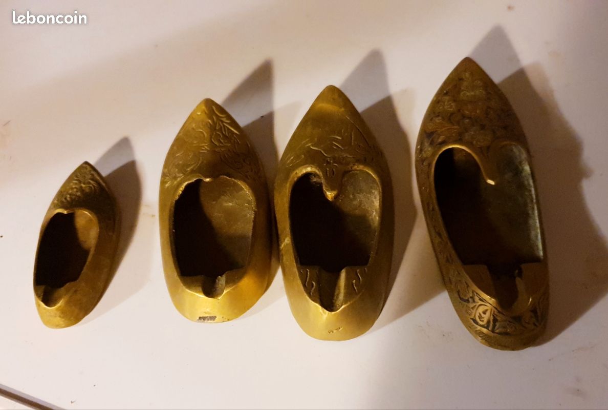 Vends ce lot de 4 babouches décoratives en laiton doré, parfait pour apporter une touche orientale et élégante à votre intérieur (image 1)