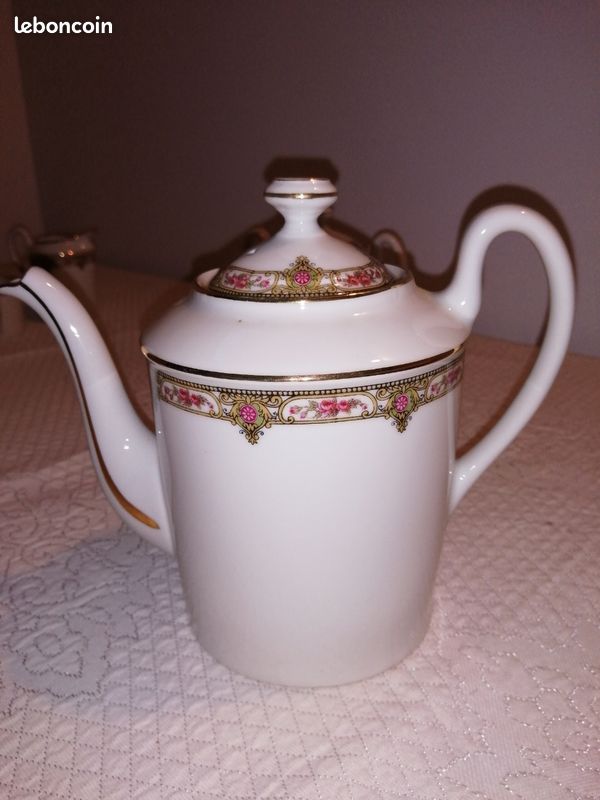 VINTAGE DEMI TASSE PORCELAINE de PARIS