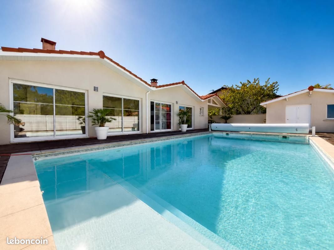 Maison 7 pièces 205 m² · à Yvrac · 205 m² · 677 500 €