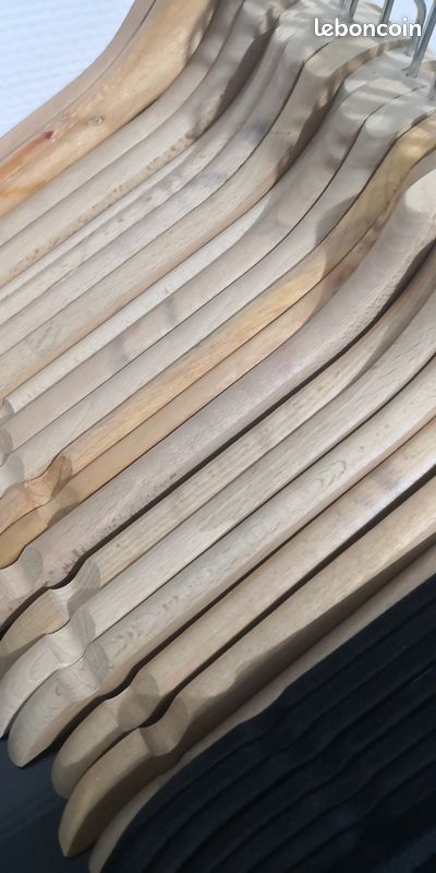 Cintres en bois beige, marron clair x 20. Cintres en velours noir x 10 (image 6)