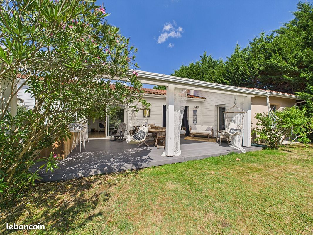 Maison 6 pièces 220 m² · à Carignan-de-Bordeaux · 220 m² · 677 000 €