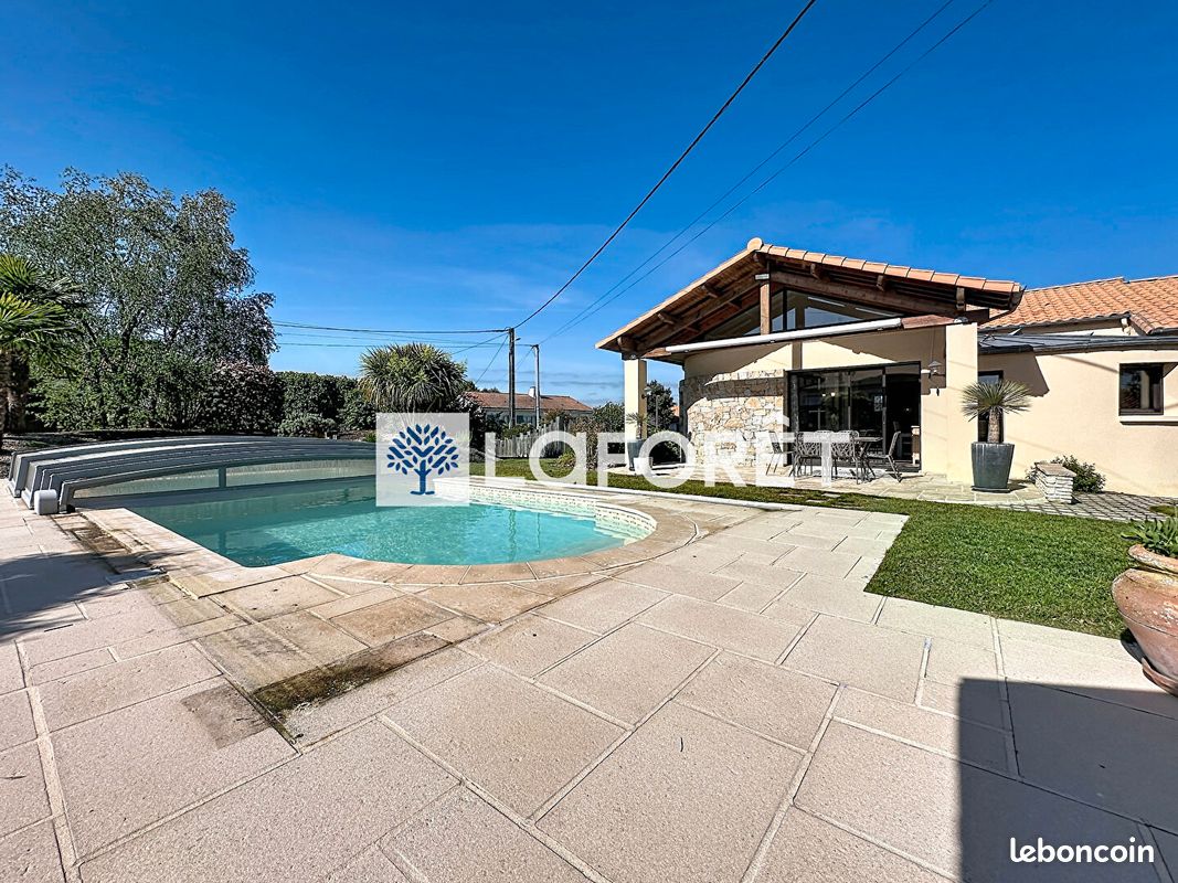 Maison 5 pièces 165 m² · à Saint-Pierre-des-Échaubrognes · 165 m² · 369 900 €
