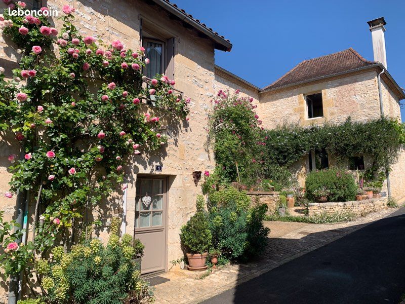 Maison 8 pièces 220 m² · à Saint-Martial-d'Albarède · 220 m² · 320 000 €