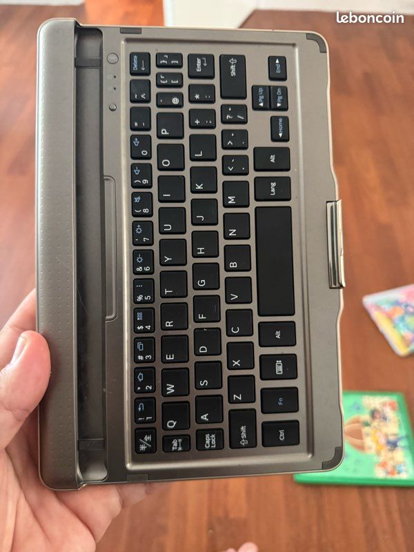 Samsung Galaxy Tab S 8.4 (modèle Docomo SC-03G) avec son clavier Bluetooth officiel dédié (image 2)