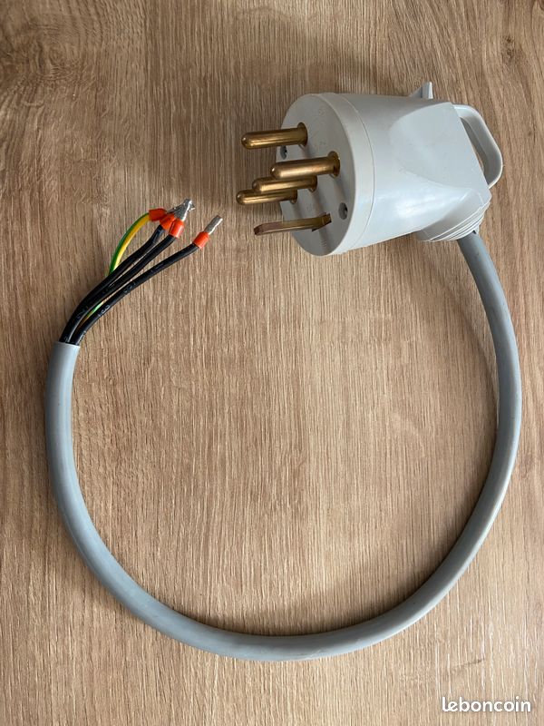 Fiche mâle industrielle Legrand 55857 – 32A 400V – triphasé 3P+N+T (image 1)