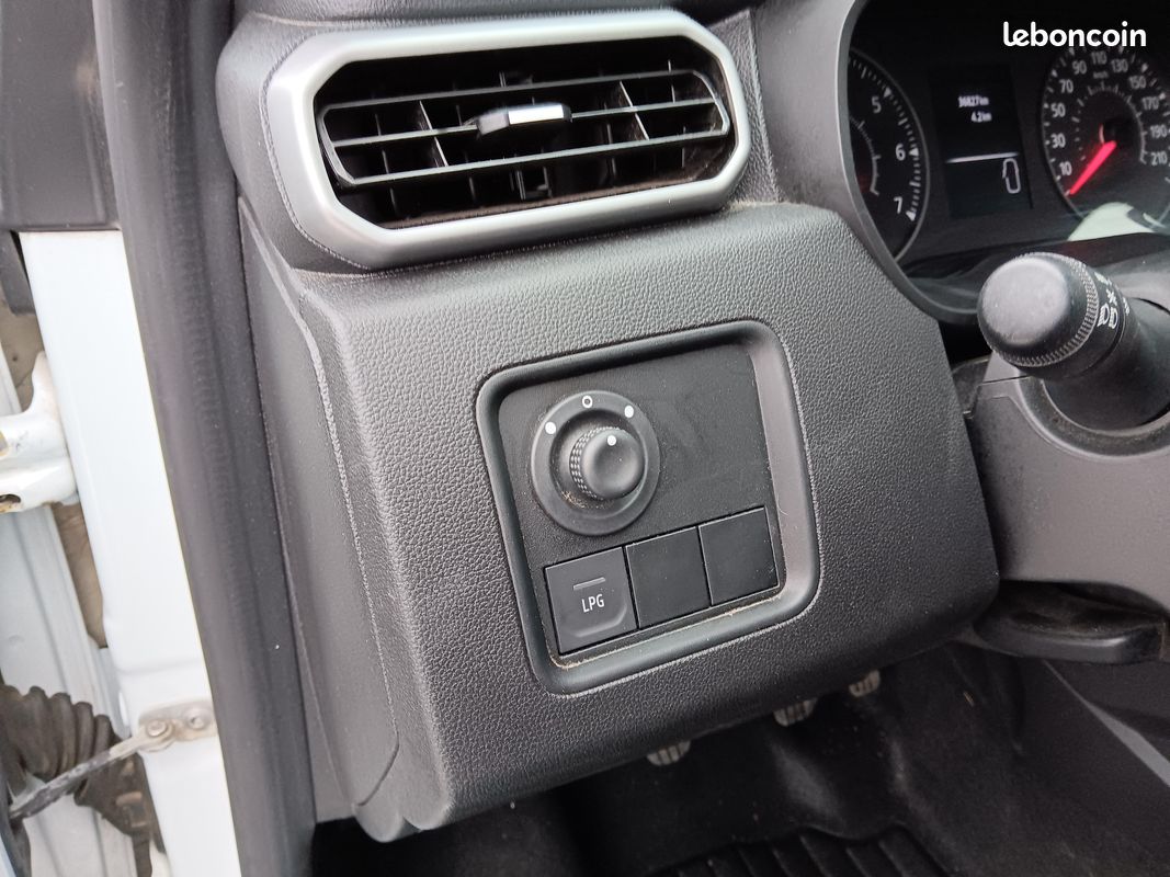 DACIA Duster ECO-G 100 4x2 Extreme (image 12)