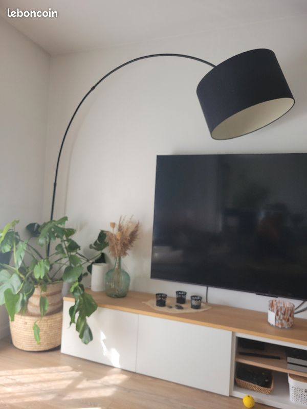 Grand lampadaire noir (image 1)