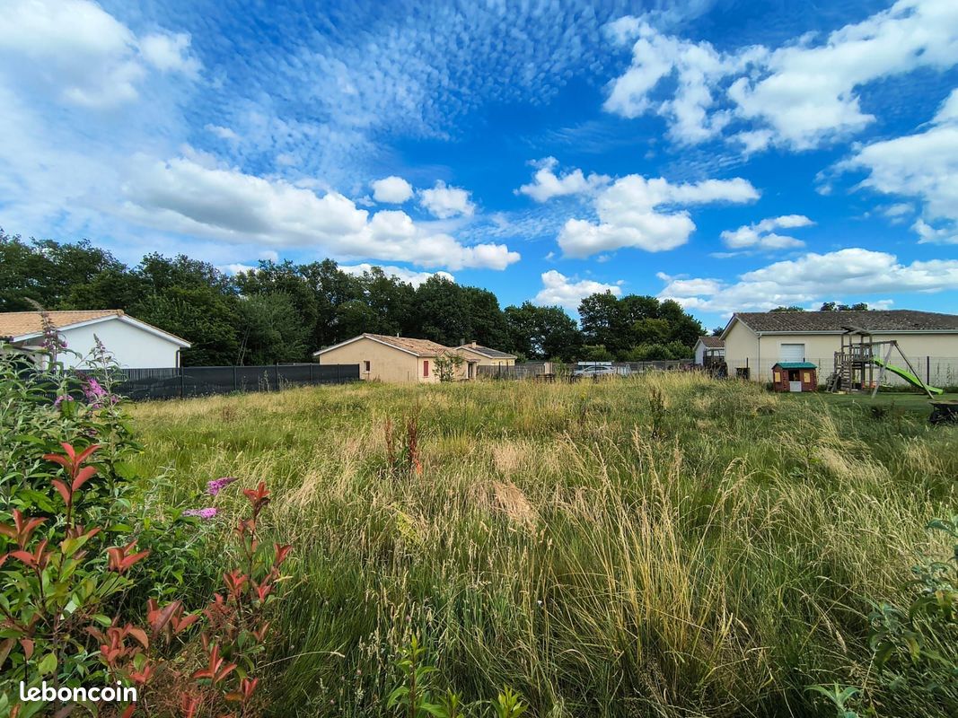 Terrain à bâtir de 400 m² à GENISSAC (33) · à Génissac · 75 000 €