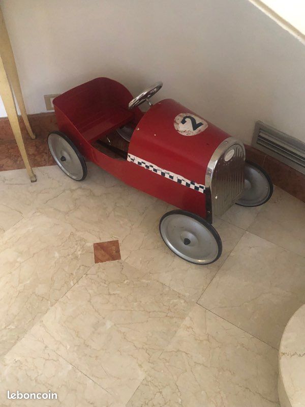 Voiture enfant à pédales (image 1)