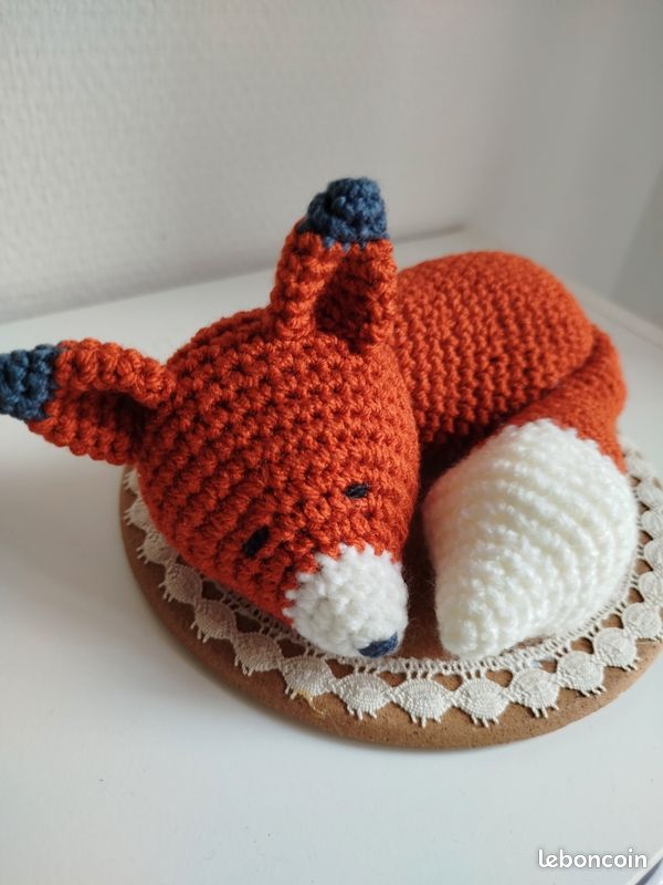 Charmante déco Renard endormi, cadeau naissance, au crochet, sur socle, (image 4)