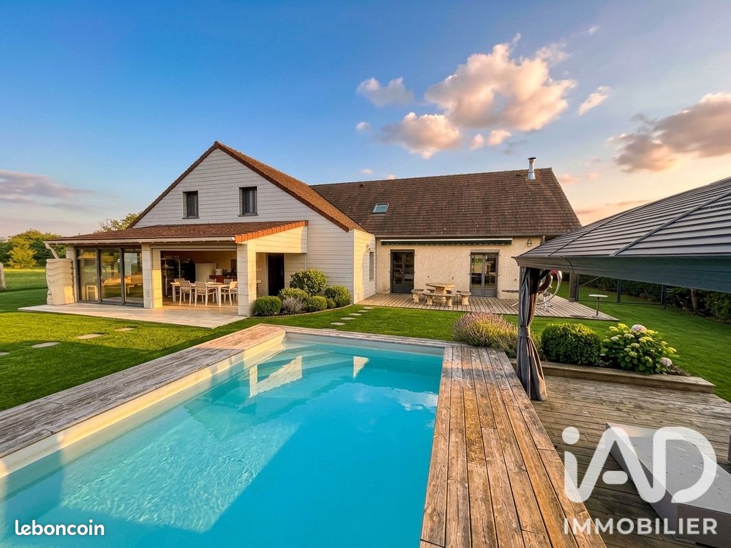 Maison 9 pièces 222 m² · à Genouilly · 222 m² · 359 000 €