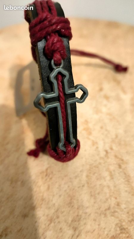 Bracelet cuir et croix métal (image 1)