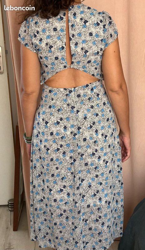 Vêtements femme - robe SHEIN En très bon état Dos décolleté et fendu cuisse Doublée Taille : S Vend à 10 Vend (image 1)