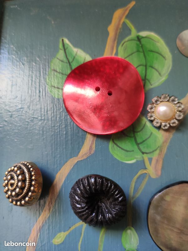 Lot De 113 Boutons Anciens Neufs De Stock - Dans Boîte à Couture Vintage
