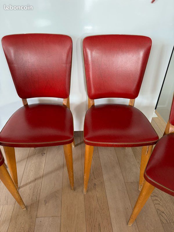 Chaises rouges en bois pour la maison
