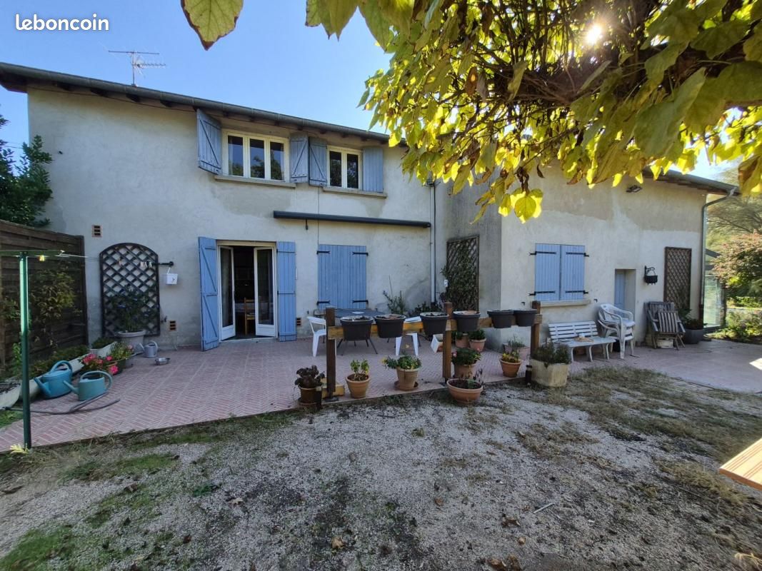 Maison 6 pièces 153 m² · à Neuville-les-Dames · 153 m² · 210 000 €