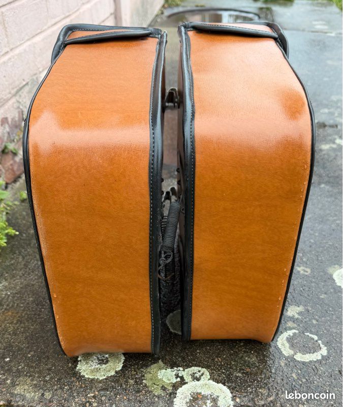 UNE ANCIENNE PAIRE de sacoches mobylette velos orange et noire bon etat