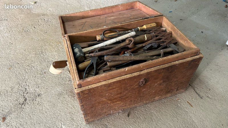 Malle pleine d’outils anciens (image 2)