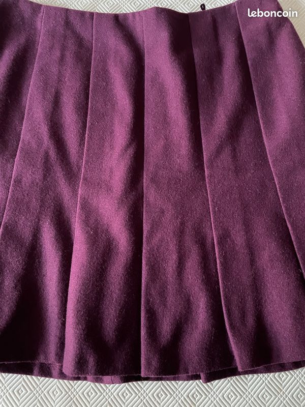 Jupe courte (43 cm), marque ESPRIT, Neuve sans étiquette, taille 38 M, laine et viscose, doublée, plis plats piqués jusqu'à mi-hauteur, couleur violet, (image 1)