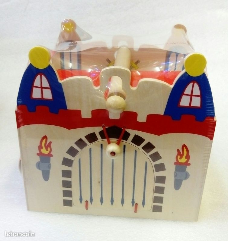 Château et petites figurines en bois (image 2)